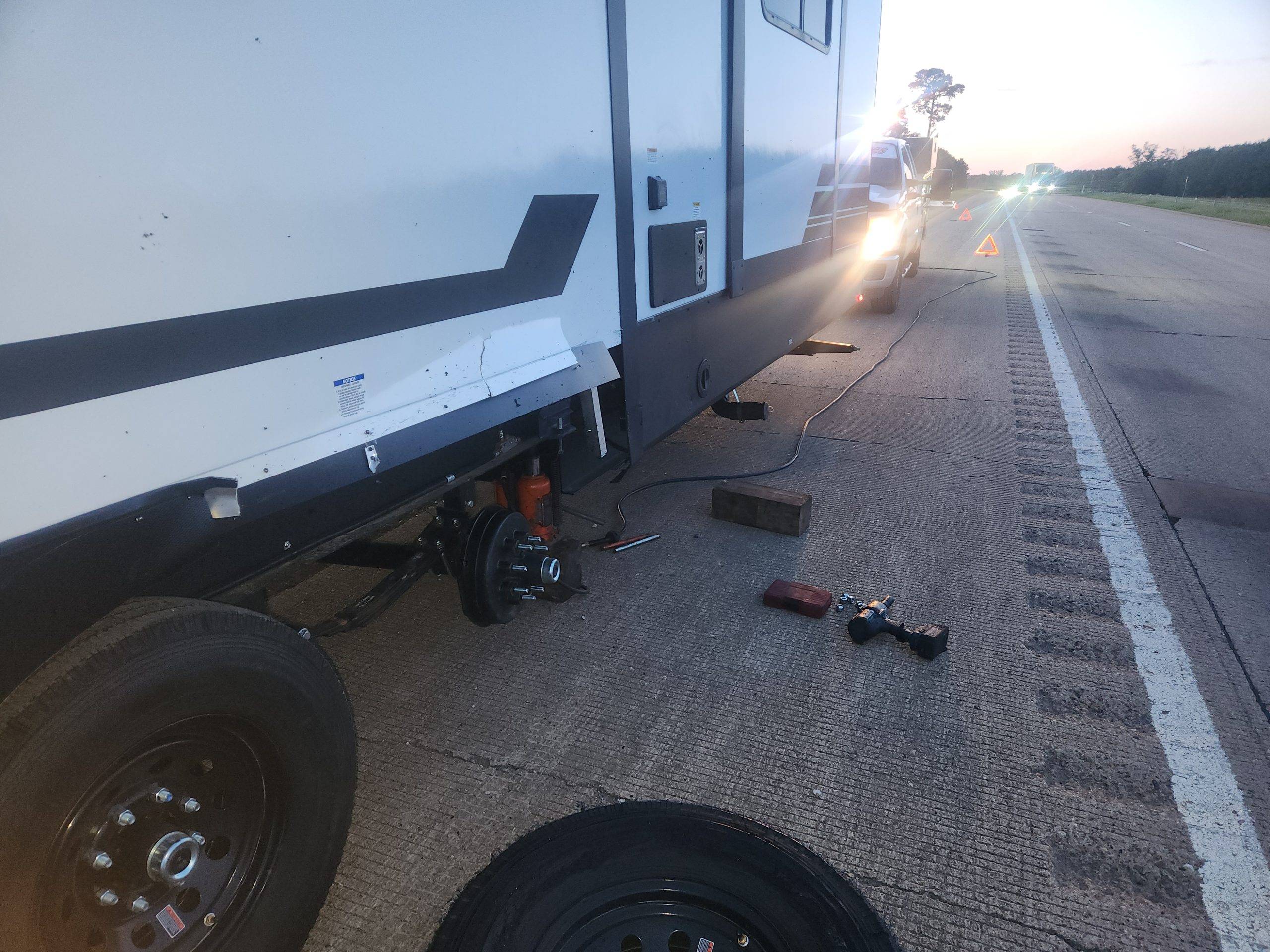 Recovery Services 24 Hour Mobile Truck, Trailer And Tire Repair (20)